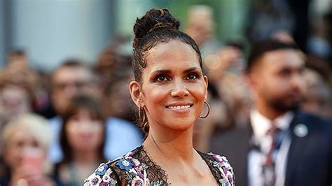 Halle Berry Drinks Wine As She Wears Nothing While Standing。